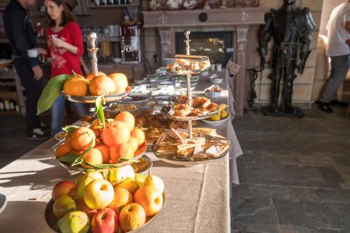 een buffet met gerechten op tafel bij Royal Valentina Castle in Ognyanovo