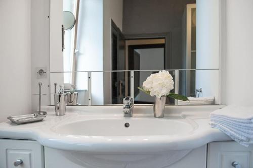 サン・ポル・ド・レオンにあるN9 Appartement de Charmeの白いバスルームの洗面台(花瓶付)
