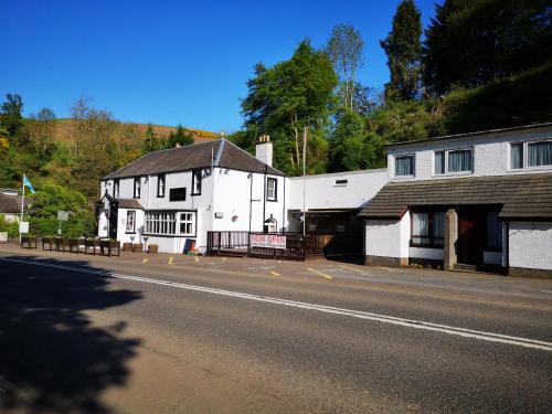 un edificio bianco sul lato di una strada di The Bein Inn Hotel & Restaurant a Glenfarg