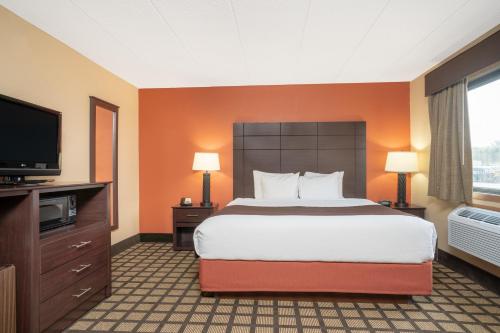 En eller flere senge i et værelse på Baymont by Wyndham Lakeville
