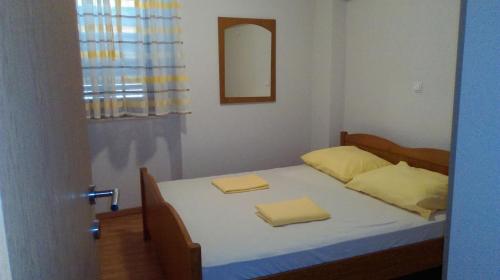 een slaapkamer met een bed met twee handdoeken erop bij Boro apartment in Kaštela
