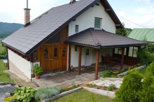 mały biały dom z czarnym dachem w obiekcie Natural House Sarajevo w Sarajewie