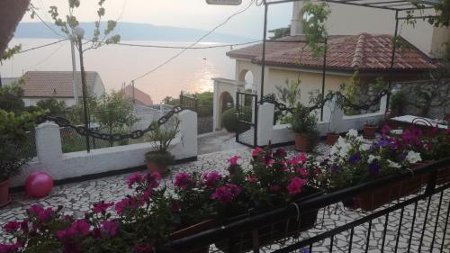 Taman di luar Apartmani Sidro Senj