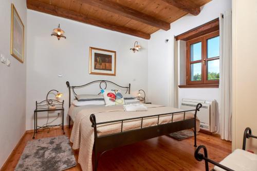 A bed or beds in a room at Villa Sujevic