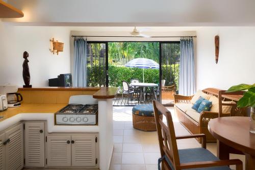 a kitchen and a living room with a stove at Condo Hotel Playa Las Ballenas in Las Terrenas