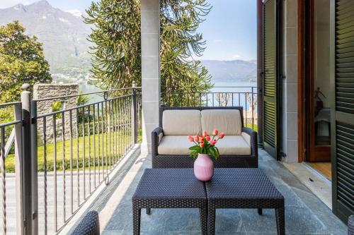 Zdjęcie z galerii obiektu Stylish JOIVY Flat with Garden w mieście Pognana Lario