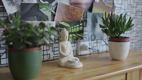 Un escritorio con dos macetas y una estatua. en Nature lovers place en Varėna