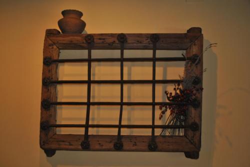 un marco de madera con un jarrón encima de una pared en Casa Rural El Regajo, en Tenzuela