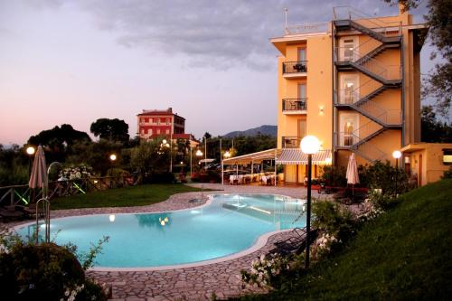 un hotel con piscina frente a un edificio en Johanna Park Hotel, en Sorrento