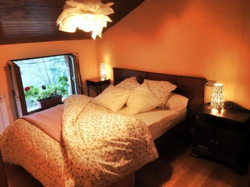 1 dormitorio con cama y ventana en Sol de Asturias, en Cazo