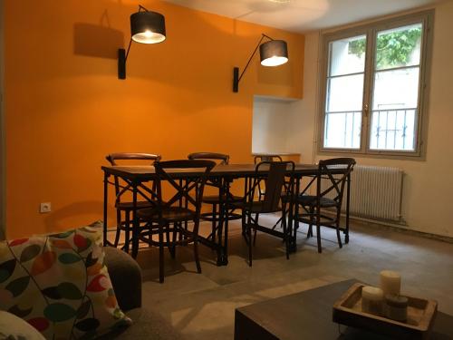 un salon avec une table et des chaises de salle à manger dans l'établissement Coté remparts, à Carcassonne