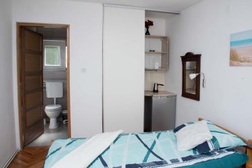 sypialnia z łóżkiem oraz łazienka z toaletą w obiekcie Sobe Dario w mieście Daruvar