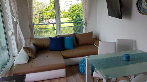een woonkamer met een bank en een tafel bij Apartment Balaton in Siófok
