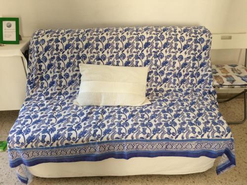トラーニにあるB&B Bolinaのベッド(青と白の掛け布団、枕付)