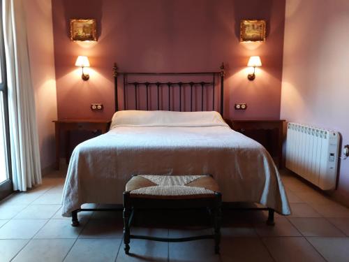 Casas del MonteにあるEl Naranjoのベッドルーム(ベッド1台、椅子、照明付)