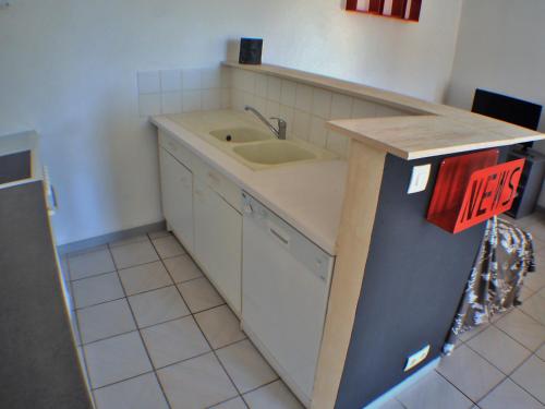 une petite cuisine avec un évier et un comptoir dans l'établissement Le calme de la campagne à 10 minutes des plages, à Arvert
