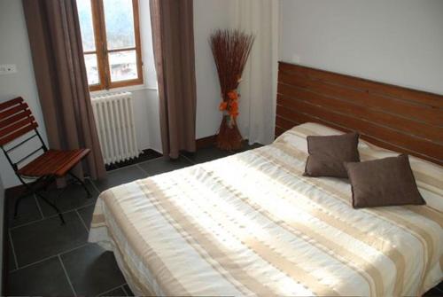 Un pat sau paturi într-o cameră la Hôtel de Valdeblore