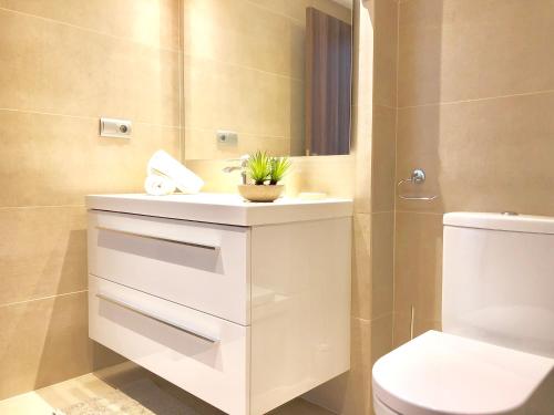 マルベーリャにあるStylish apartment perfect locationのバスルーム(白い洗面台、トイレ付)