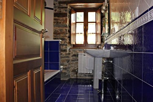 A bathroom at Apartamentos El Llago