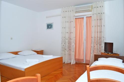 A bed or beds in a room at Apartmani Mačak II