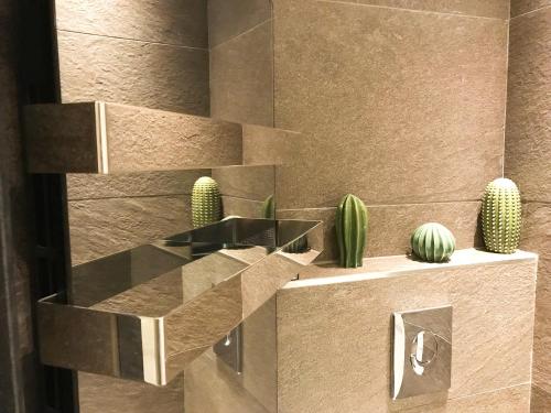 La salle de bains est pourvue de cactus sur un mur. dans l'établissement Cannes, à Cannes