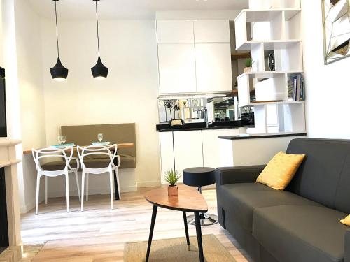 un salon avec un canapé et une table dans l'établissement Cannes, à Cannes