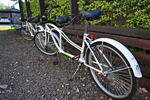 un par de bicicletas estacionadas junto a una valla en Esquina Apart Hotel en Esquina