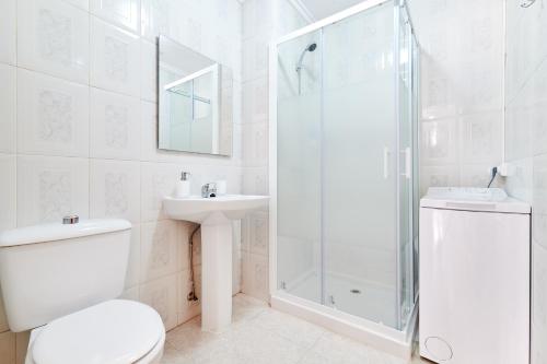 y baño con ducha, aseo y lavamanos. en Apartamento Rambla Juan Mateo, en Torrevieja