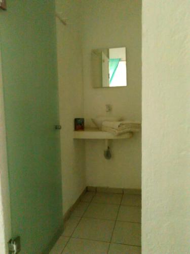 ein Badezimmer mit Waschbecken und Spiegel in der Unterkunft Posada Cielito Lindo in Mazunte