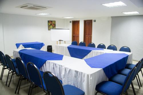 El área de trabajo o centro de convenciones de Hotel Dorado BAQ