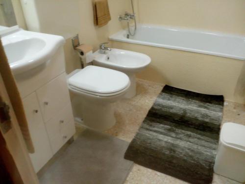 Ένα μπάνιο στο Apartamento Do Silva