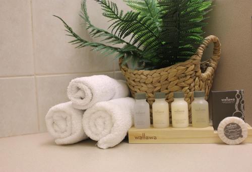 stos ręczników i kosz ręczników w obiekcie Swan Hill Resort w mieście Swan Hill