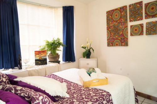 Un dormitorio con una cama con una caja. en Suite 3B La Paz, Welcome to San Angel, en Ciudad de México
