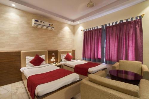 Кровать или кровати в номере Pallavi International