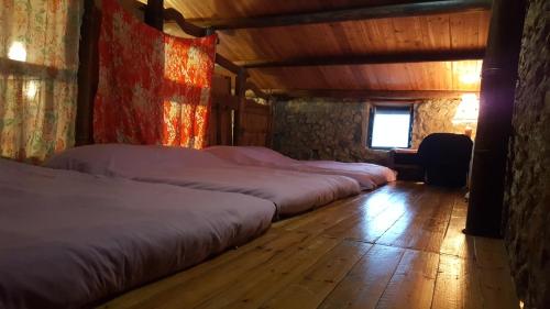 - une rangée de lits dans une chambre avec fenêtre dans l'établissement Furen Homestay, à Nangan