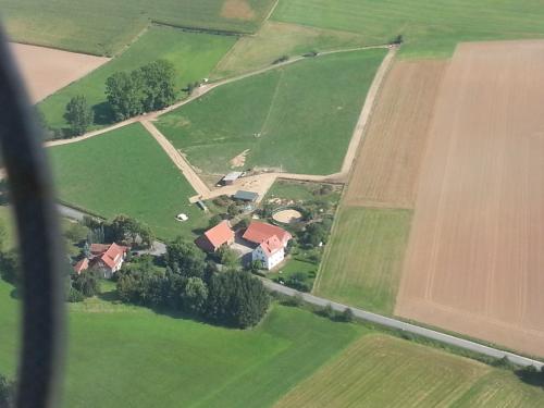 uma vista aérea de uma exploração num campo em Eternahof em Bad Gandersheim