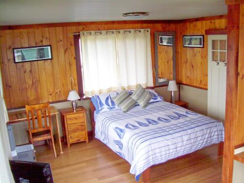A bed or beds in a room at Eagles Nest Ocean Lookout