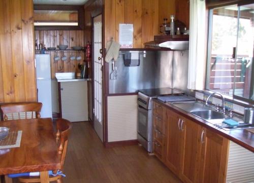Kuchyň nebo kuchyňský kout v ubytování Eagles Nest Ocean Lookout Coastal Couple Getaway