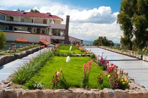 a garden in front of a building with flowers at Taypikala Lago in Puno