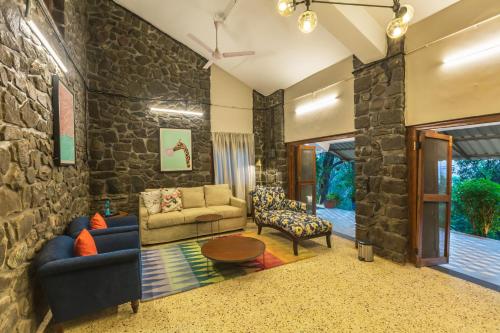 Χώρος καθιστικού στο SaffronStays Inverlochy, Lonavala - Charming Villa In Peaceful & Quiet Surroundings, Jacuzzi
