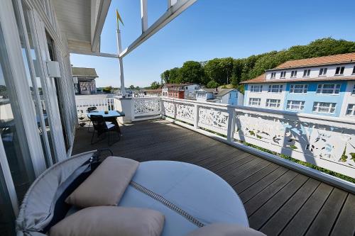 a balcony with a couch and a table on a balcony at Villa "Johanna" Sellin - Penthouse "Nautilus" mit Sauna und umlaufendem Balkon in Ostseebad Sellin