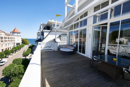 a balcony of a building with a table on it at Villa Johanna in Sellin - Penthouse "Nautilus" in Ostseebad Sellin