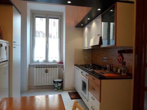 cocina con fregadero y ventana en Casa Micol, en Trieste