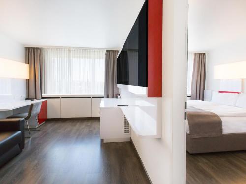 TV a/nebo společenská místnost v ubytování DORMERO Hotel Stuttgart