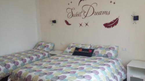 - une chambre avec un lit et un panneau mural dans l'établissement Adda River Casa Vacanza, à Calolziocorte