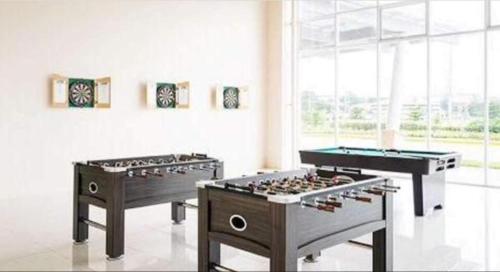 zwei Tischfußballtische in einem Raum mit sidx sidx sidx in der Unterkunft Elizabeth 1830 @ Wind Residences in Tagaytay