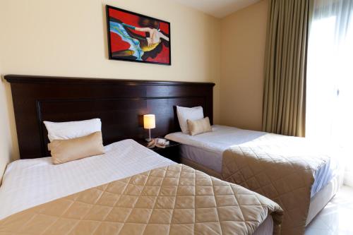 Een bed of bedden in een kamer bij Blue Waves Resort