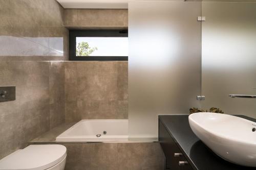 Phòng tắm tại Vilamoura Charming Apartment by Intiholidays