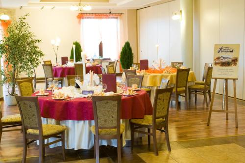 a group of tables and chairs in a room at Hotel Gościniec Horyzont in Zemborzyce Tereszyńskie