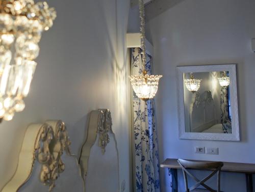 a room with a table and a mirror and a curtain at Le Sei Dame in Bardi